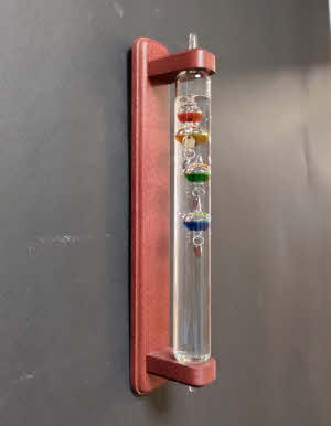 Galileithermometer mit einem Halter