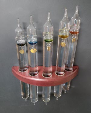 Galileothermometer in Mahagoni