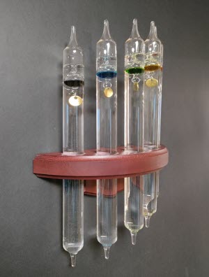 Galileothermometer in Mahagoni