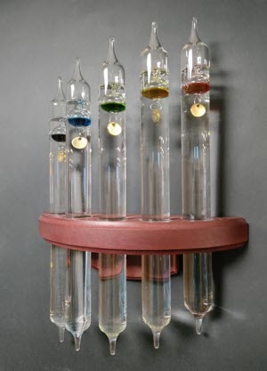 Galileothermometer in Mahagoni